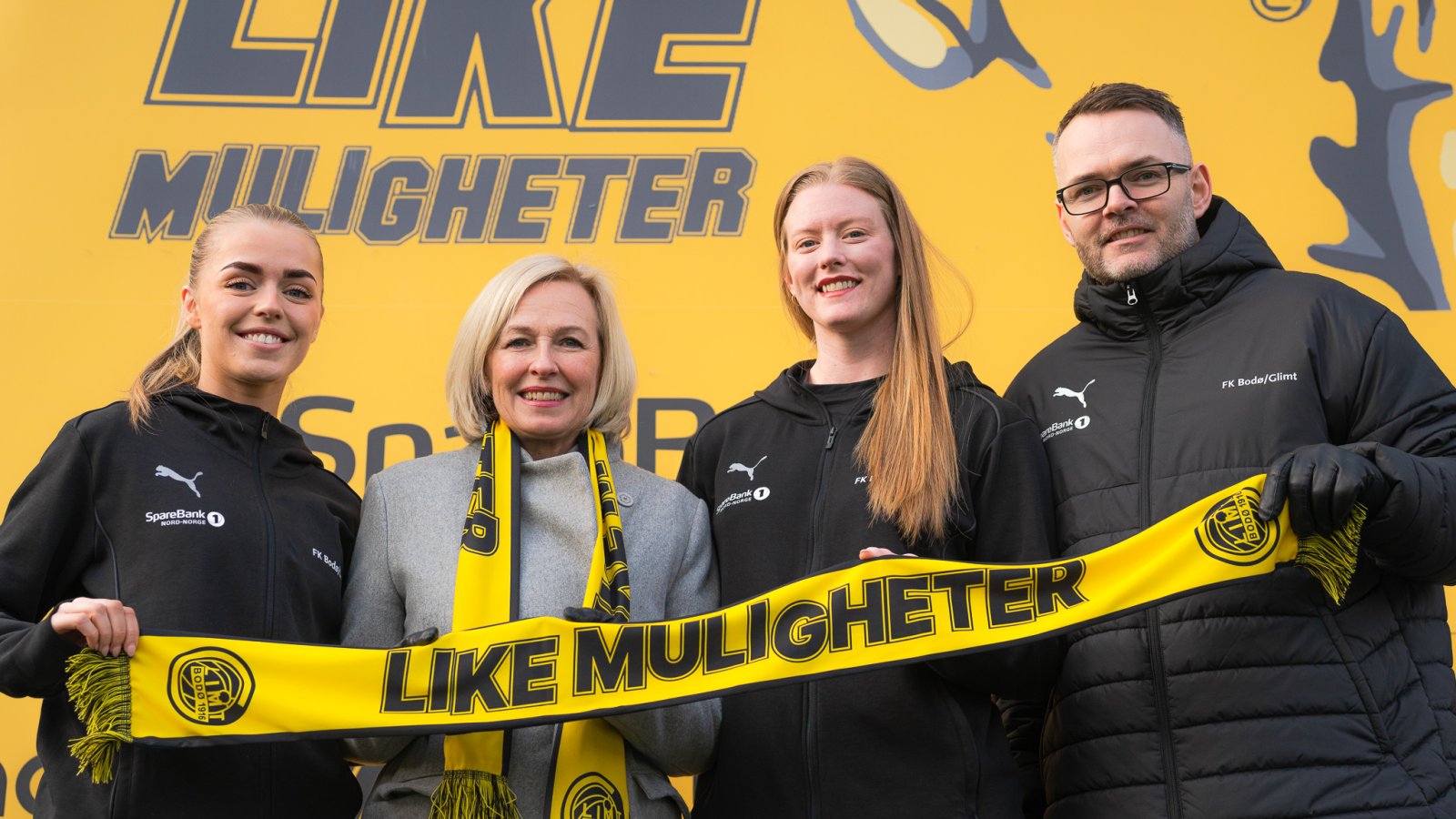 Fire personer smiler på bildet etter at Bodø/Glimt og Sparebank 1 Nord-Norge har tegnet en ny avtale. Sammen holder de et skjerf om Like Muligheter. 