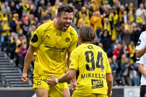 Fredrik André Bjørkan feirer lidenskapelig med August Mikkelsen etter at han scorte på Aspmyra for Bodø/Glimt mot Odd i Eliteserien i august 2024