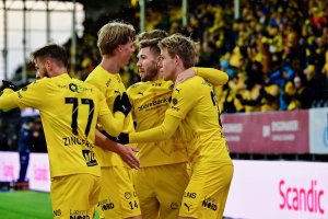 Glimt-spillere jubler sammen foran Aspmyra-publikummet etter scoring av Jens Petter Hauge