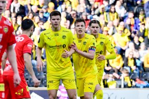 Oscar Kapskarmo, Jostein Gundersen og Nino Zugelj før en corner mot LSK. 