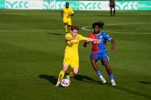 Bodø/Glimt-spiller Fredrik Sjøvold i duell med en Crystal Palace-spiller om ballen under treningskampen i mars 2024 i Spania