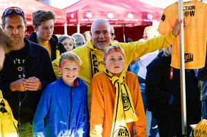 Fanzone før Molde-kampen på Aspmyra 2022. Fanzone+. Supporter besøker shop'en.