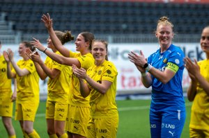 Glimt Kvinner jubler etter seier på Aspmyra. På bildet ser vi flere gulkledde som danser og klapper til hjemmefansen.