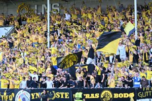 J-feltet og Glimt-supportere jubler hemningsløst på tribunen for scoring i kampen mot Jagiellonia Bialystok på Aspmyra august 2024