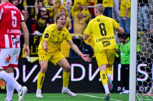 Ulrik Saltnes og Albert Grønbæk feirer sistnevntes scoring mot Tromsø 16. mai 2024 på Aspmyra stadion i Bodø