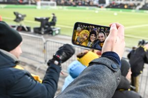 Supportere tar selfie på Aspmyra før kampen mot Roma i april 2022