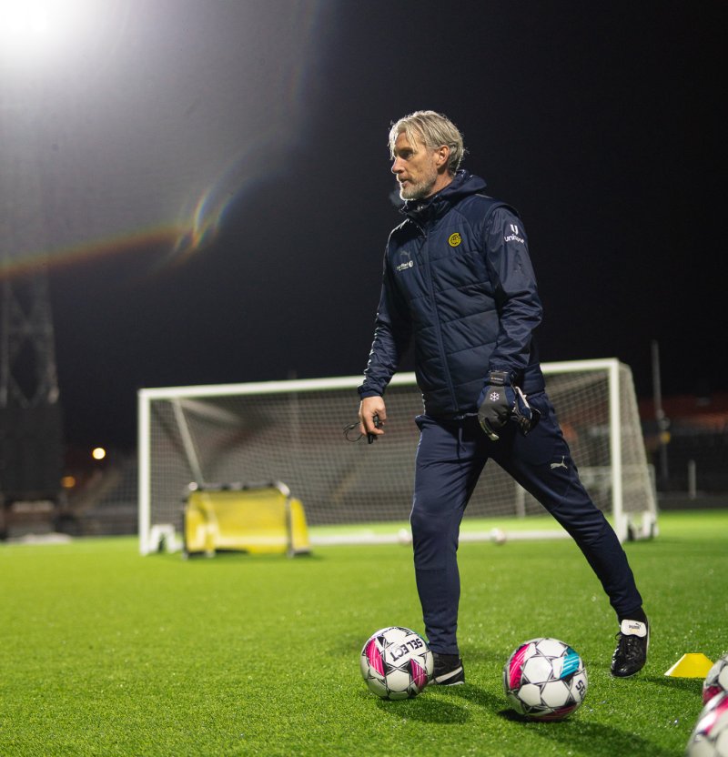 Cato Hansen ble i desember 2024 presentert som hovedtrener for Glimt Kvinner. Her er han på feltet under årets første trening. Foto: Vilde Hiller Rasmussen. 