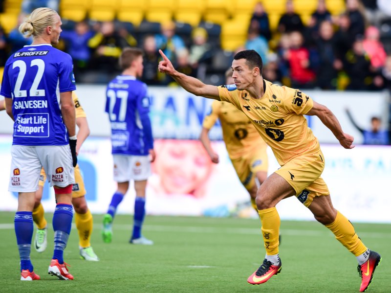 Fitim Azemi har scoret flere mål for Bodø/Glimt i 2016. Her feirer han 1-0-scoringen mot Start.