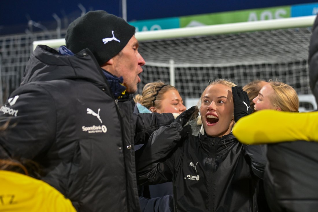 Sara Elise Berg holder seg til hodet og ser forbauset ut etter at Glimt Kvinner sikret opprykk til Toppserien 2025