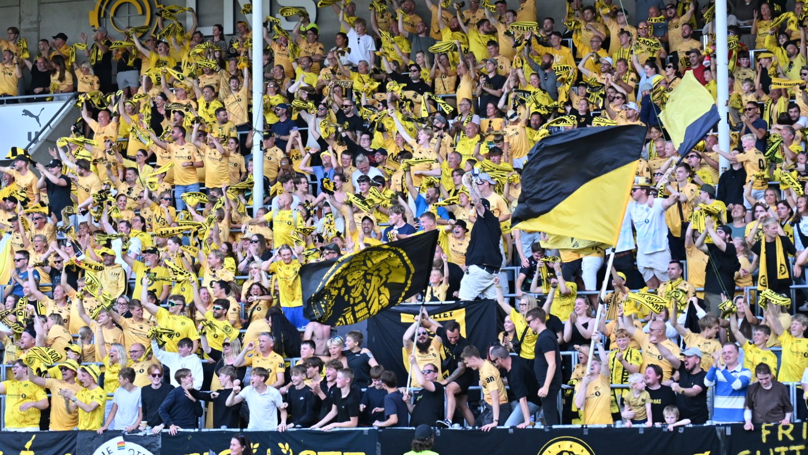 J-feltet og Glimt-supportere jubler hemningsløst på tribunen for scoring i kampen mot Jagiellonia Bialystok på Aspmyra august 2024