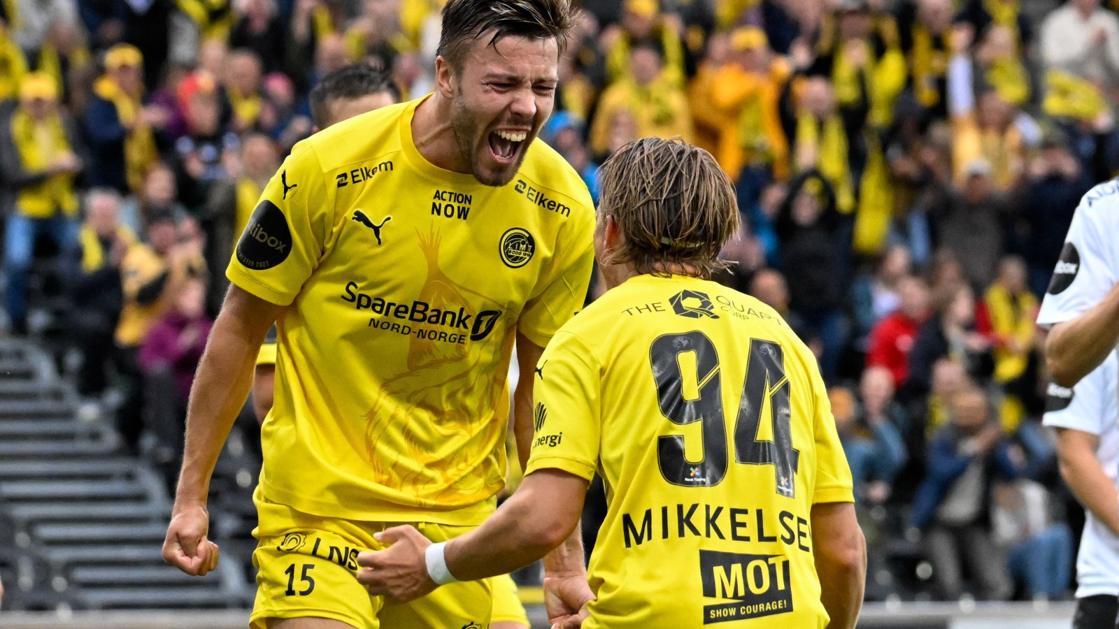 Fredrik André Bjørkan feirer lidenskapelig med August Mikkelsen etter at han scorte på Aspmyra for Bodø/Glimt mot Odd i Eliteserien i august 2024