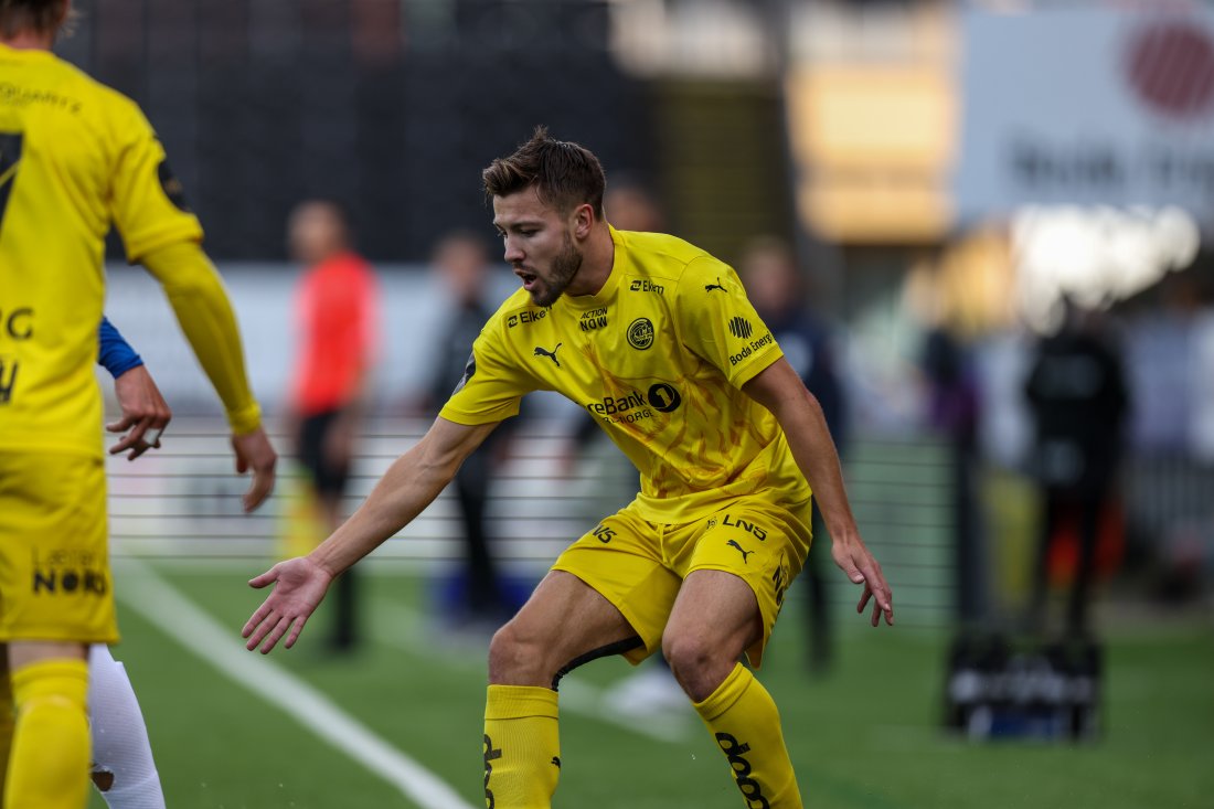 En konsentrert Fredrik Bjørkan i gul drakt ute på Aspmyra i kamp mot Sarpsborg. 