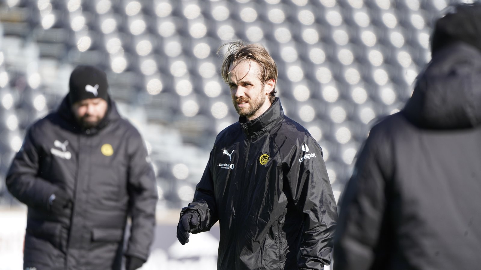 Daniel Berntsen trener på Aspmyra samme dag som han fikk kontrakt. I bakgrunnen ser vi tribunen på Aspmyra stadion. m