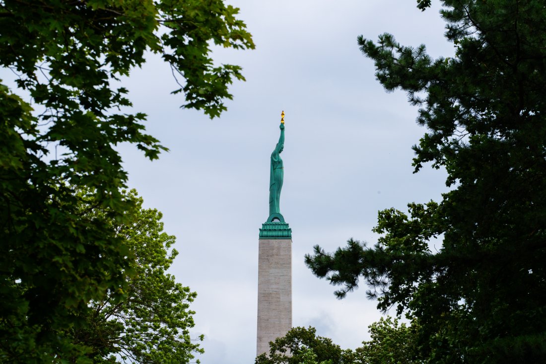 Toppen av Frigjøringsmonumentet i Riga tatt fra en av byens mange parker