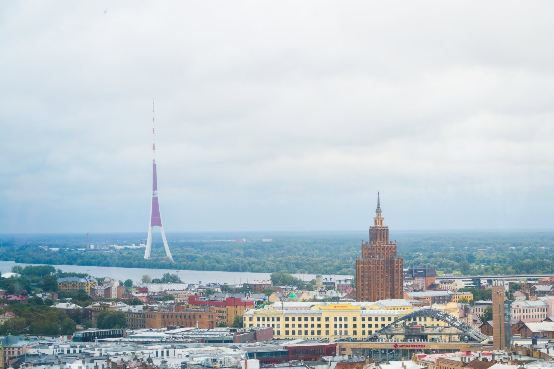 Utsiktsbilde over Riga tatt fra toppen av Radisson-hotellet. TV-tårnet ruver i landskapet, det gjør også byens vitenskapelige universitet. 