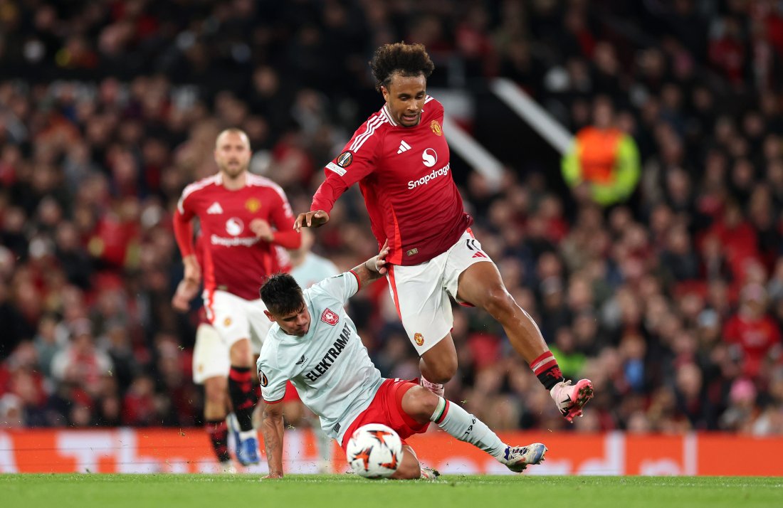 MANCHESTER, ENGLAND - SEPTEMBER 25: Joshua Zirkzee of Manchester United evades the tackle of Mees Hilgers of FC Twente during the UEFA Europa League 2024/25 League Phase MD1 match between Manchester United and FC Twente at Old Trafford on September 25, 2024 in Manchester, England. (Photo by Jan Kruger - UEFA/UEFA via Getty Images)