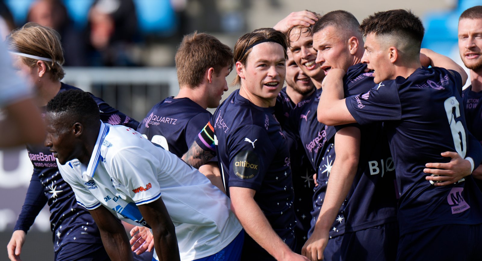 Haugesund 20240602. Bodø/Glimts Patrick Berg (i midten), målscorer Ulrik Saltnes, Odin Bjørtuft og Jostein Gundersen jubler etter 1-0 målet i eliteseriekampen i fotball mellom FK Haugesund og Bodø/Glimt på Haugesund Sparebank Arena. Haugesunds Sory Ibrahim Diarra (t.v) Foto: Jan Kåre Ness / NTB