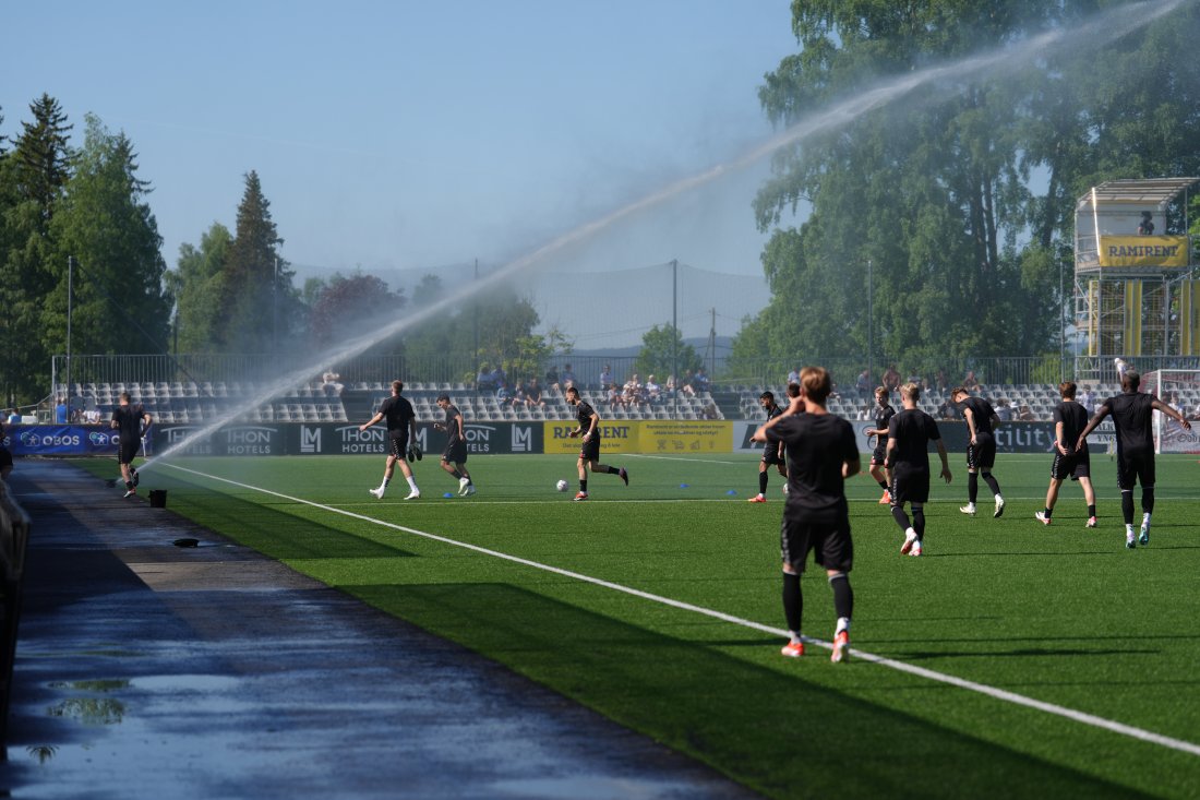 Bilde fra oppvarmingen i kampen mellom KFUM og Odd på KFUM Arena. Foto: NTB