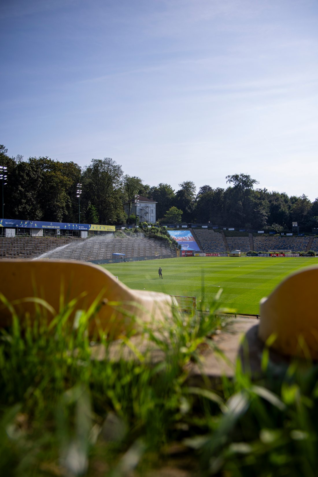 Bildet viser en liten stadion i landlige omgivelser, nærmest midt i et skogholt. Dette er Unions egentlige hjemmebane