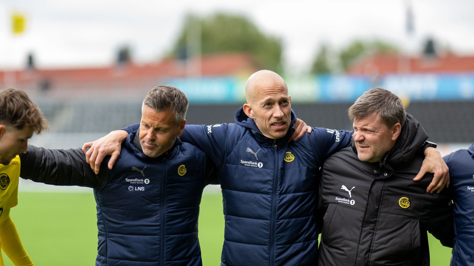 Glimts trenere Kjetil Knutsen, Jonas Kolstad og Aasmund Bjørkan holder rundt hverandre under peptalk før treningskampen mot Strømsgodset juni 2024