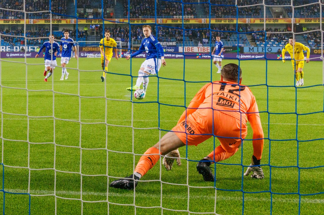 Moldes Ola Brynhildsen tar det omdiskuterte straffesparket under eliteseriekampen i fotball mellom Molde og Bodø/Glimt på Aker Stadion. Bodø/Glimts keeper Nikita Haikin redder.