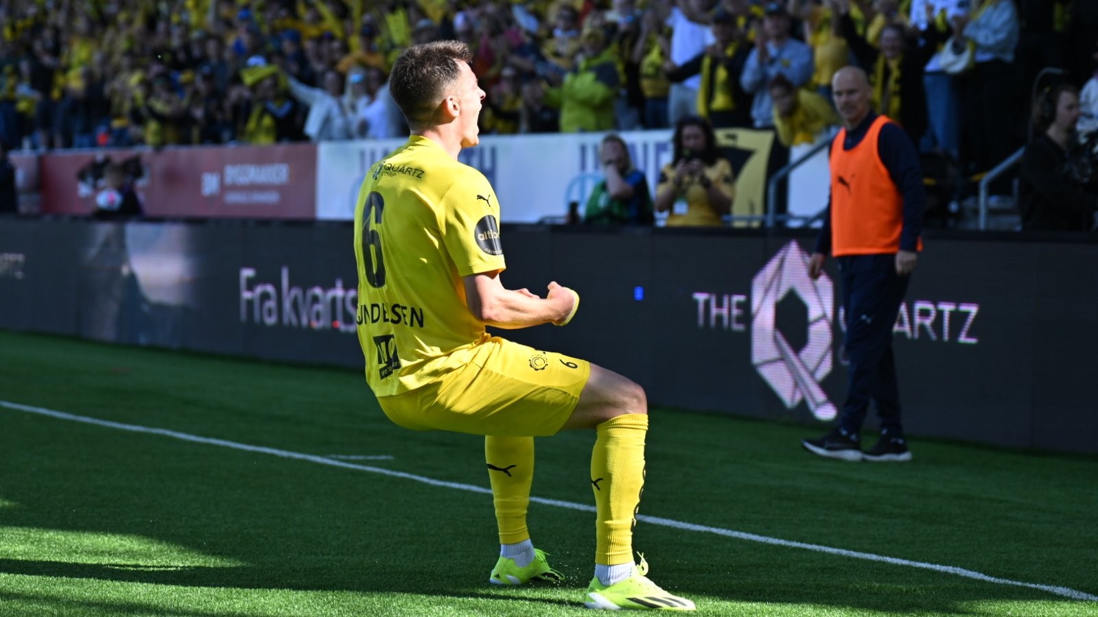 Jostein Gundersen jubler foran Glimts supportere etter sin første Glimt-scoring mot Brann på Aspmyra juli 2024