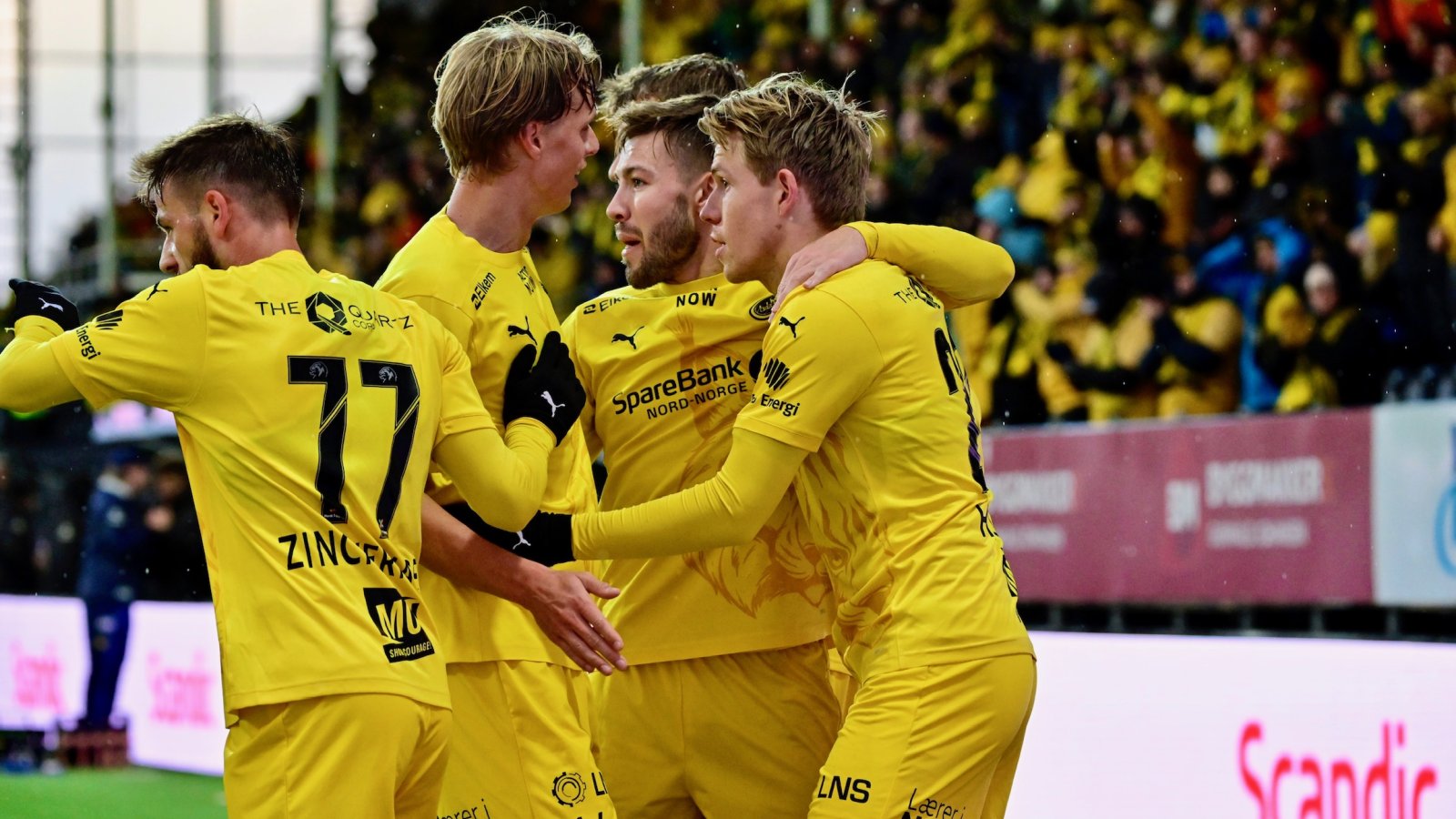 Glimt-spillere jubler sammen foran Aspmyra-publikummet etter scoring av Jens Petter Hauge