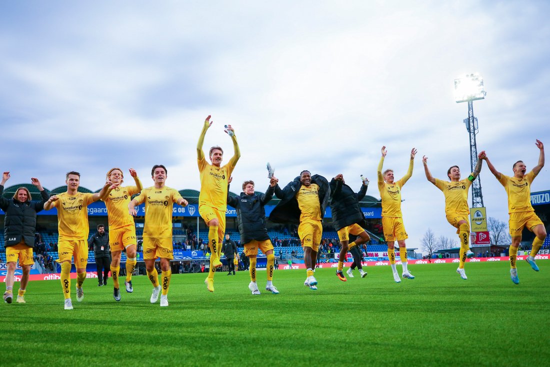 Bodø/Glimt-spillerne jubler etter 2–0-seieren mot Sarpsborg 08 på bortebane i første serierunde i 2023