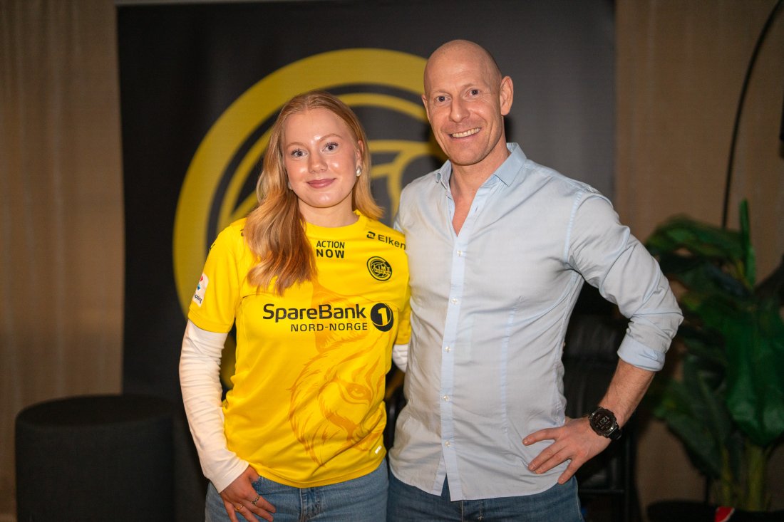 Thale Hauge og pappa, Jan Ingvald Hauge etter at hun signerte kontrakt med Bodø/Glimt Kvinner.