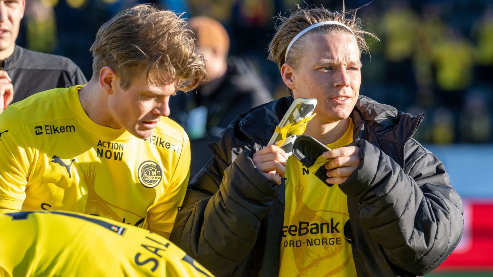 August Mikkelsen feirer sammen med Sondre Sørli etter 1-0-seieren mot Strømsgodset på Aspmyra i mai 2024