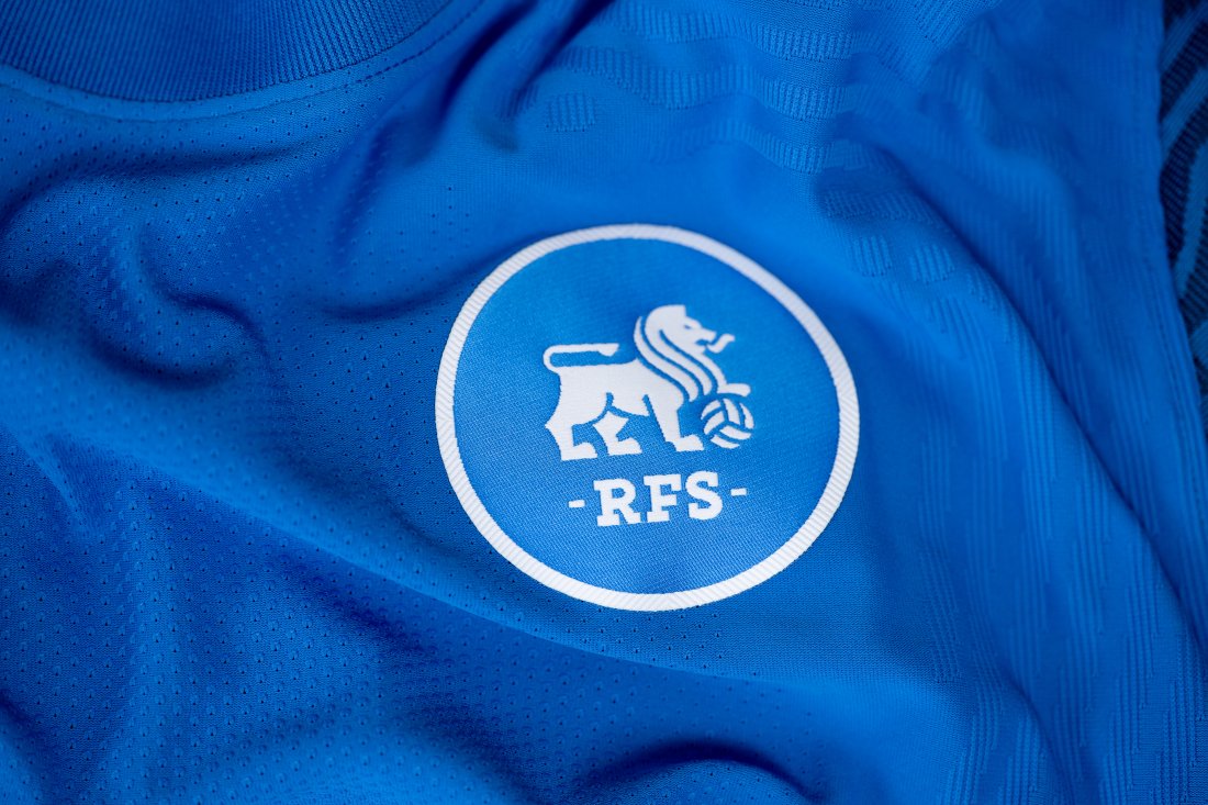 Nærbilde av RFS' logo på en spillerdrakt tatt i forbindelse med RFS' deltakelse i gruppespillet i Conference League i 2022/23