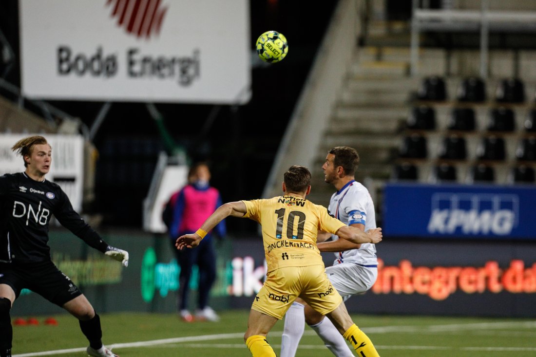 Philip Zinckernagel med ryggen mot kamera er i ferd med å heade inn Glimts scoring hjemme mot Vålerenga i Eliteserien 2020