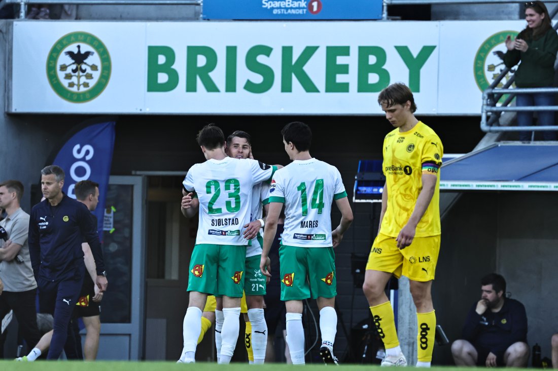 Glimts Ulrik Saltnes depper etter tapet mot HamKam på Briskeby. HamKam-spillere jubler i bakgrunnen.