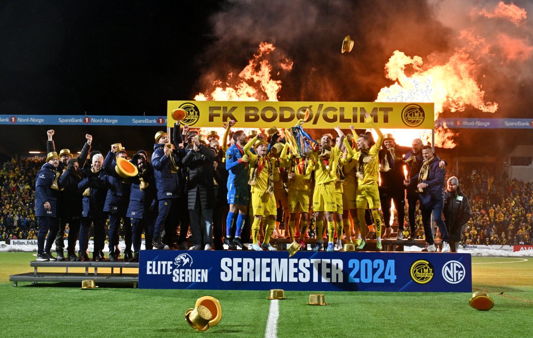 FK Bodø/Glimt feirer seriegullet på podiet på Aspmyra stadion. 