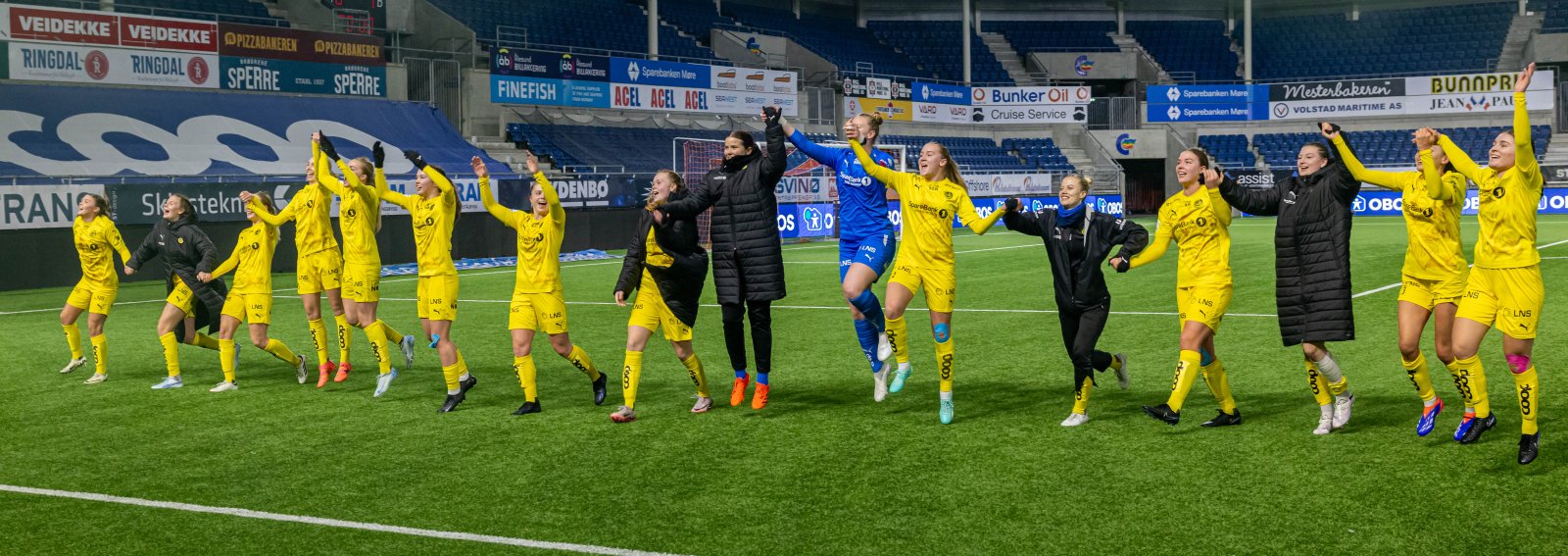 Glimt kvinner kunne feire med supporterne da de vant mot Aafk Fortuna 9. november 2024. Bildet viser spillergruppa som feirer mot supporterfeltet i Ålesund. 