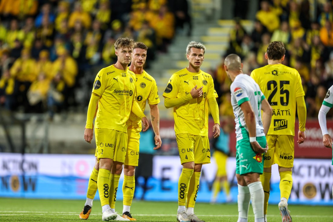 Villads Nielsen og Odin Bjørtuft med Kasper Høgh i bakgrunnen står sammen på en corner under kampen mot HamKam på Aspmyra i september 2024. En HamKam-spiller og ryggen til Isak Dybvik Määttä er i forgrunnen