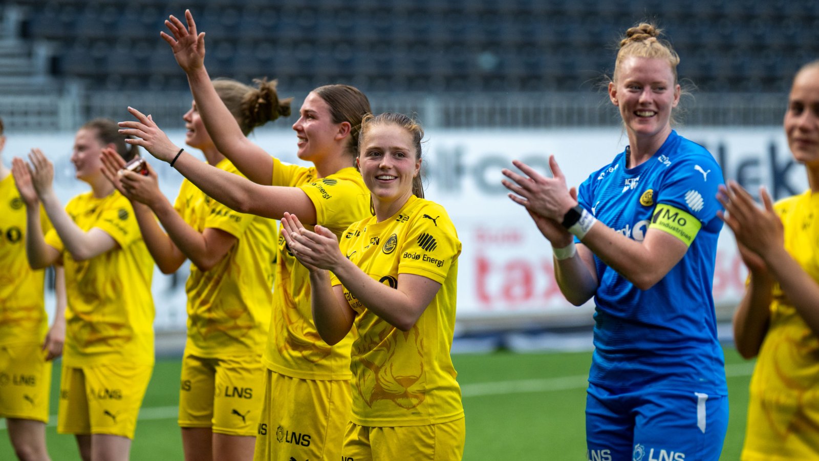 Glimt Kvinner jubler etter seier på Aspmyra. På bildet ser vi flere gulkledde som danser og klapper til hjemmefansen.