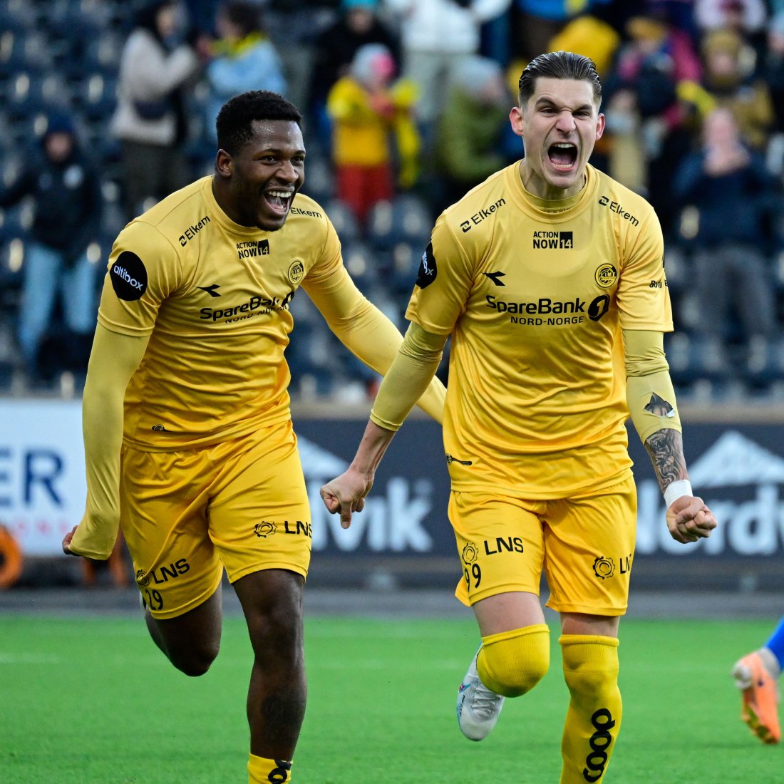 Faris Pemi Moumbagna og Nino Zugelj jubler for sistnevntes scoring mot Sandefjord i 2023