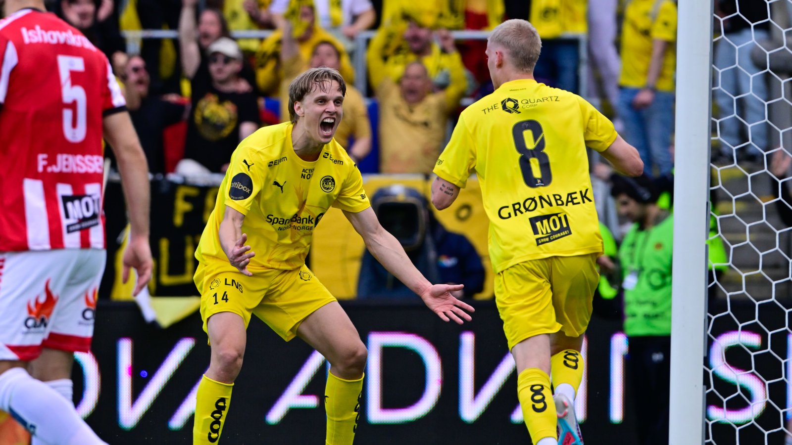 Ulrik Saltnes og Albert Grønbæk feirer sistnevntes scoring mot Tromsø 16. mai 2024 på Aspmyra stadion i Bodø