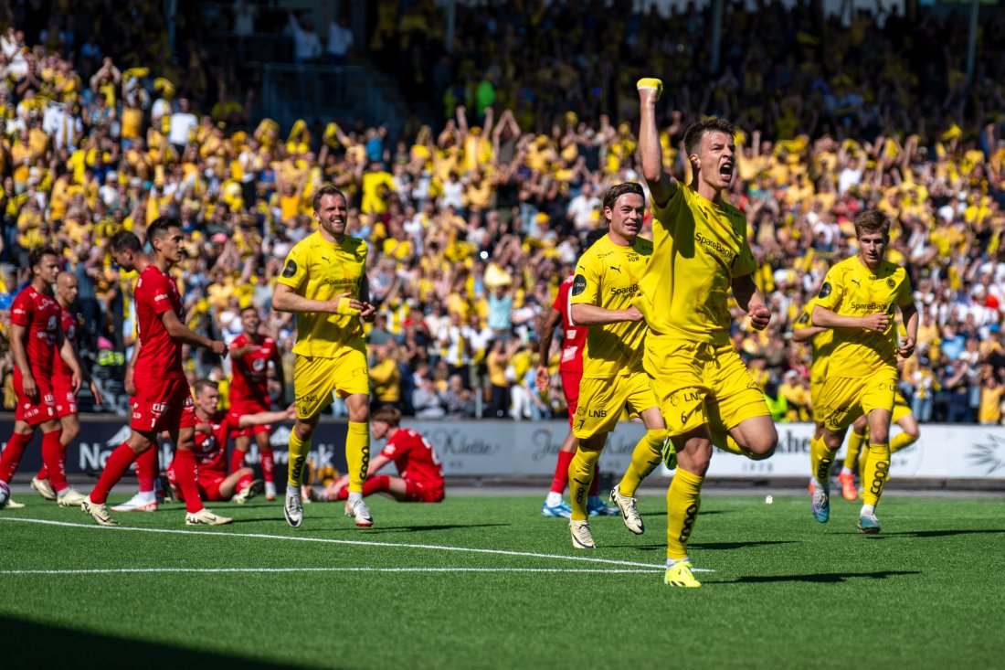 Jostein Gundersen jubler med Brede Moe, Patrick Berg og Fredrik Sjøvold etter scoring mot Brann på Aspmyra i juli 2024